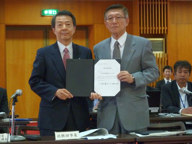 津谷市長（左）と佐竹知事