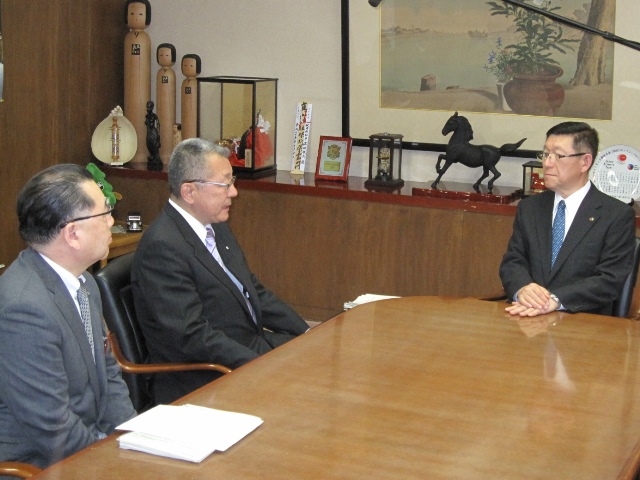 写真:知事訪問の様子1