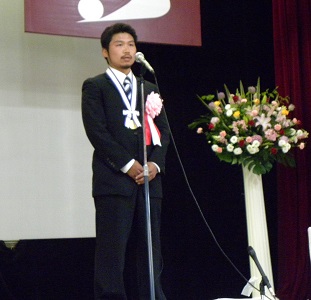 画像:壇上の三浦選手