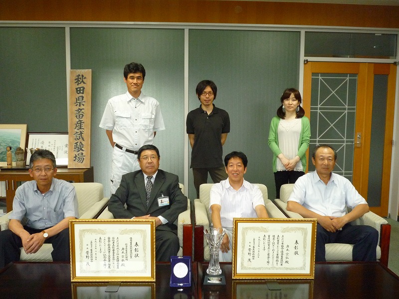 画像：受賞した力丸主任研究員 前列右から２番目