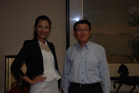 画像：ミス・ユニバース・ジャパン日本代表の松尾幸実さんと知事