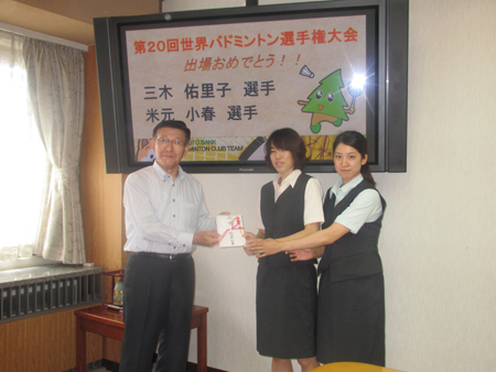 画像：三木佑里子さん、米元小春さんと知事
