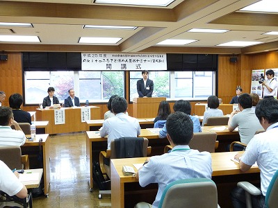 写真：開会式の様子1