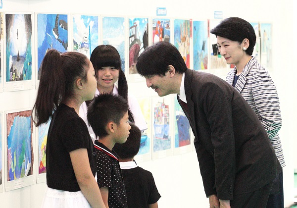 写真:海の総合展で絵画展受賞者にお声をかけられる両殿下