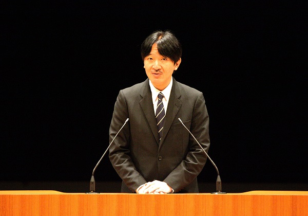 写真：海フェスタおが記念式典でお言葉を述べられる秋篠宮殿下