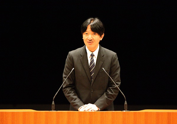 写真:海フェスタおが記念式典でお言葉を述べられる秋篠宮殿下