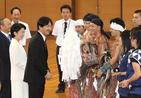 写真：秋田県立男鹿海洋高等学校で「なまはげ太鼓部」生徒にお声をかけられる両殿下