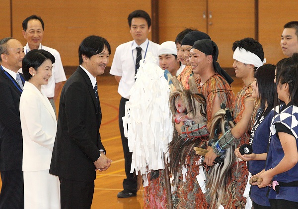 写真:秋田県立男鹿海洋高等学校で「なまはげ太鼓部」生徒にお声をかけられる両殿下