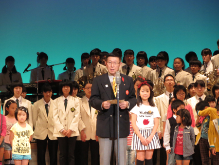 画像：県民会館のイベントの様子 壇上に大勢の子供達と知事2