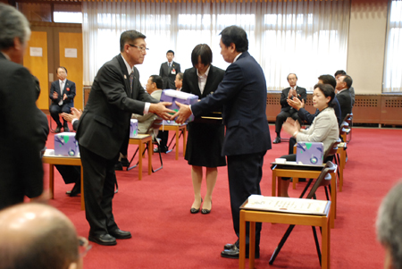 画像 : 全国都道府県議会議長会自治功労者への表彰状伝達式の様子2