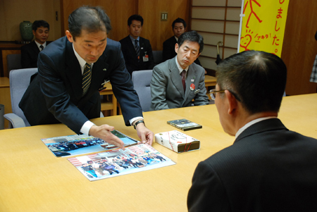 画像 : 「ＳＬ秋田こまち号」運転記念ヘッドマークの贈呈の様子2