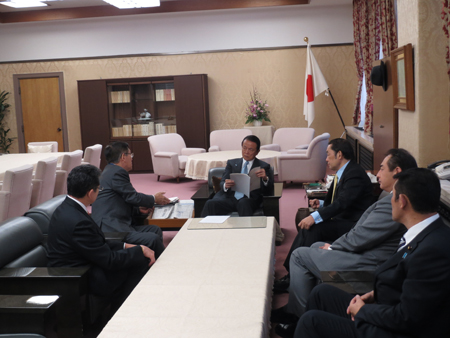 画像 : 麻生太郎副総理兼財務大臣への要望の様子