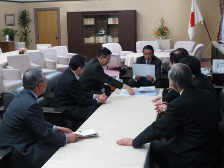 画像 : 麻生太郎 副総理兼財務大臣への要望の様子