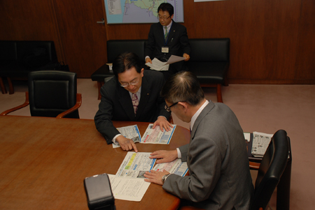 画像 : 災害廃棄物の広域処理終了に係る岩手県知事の来訪の様子3