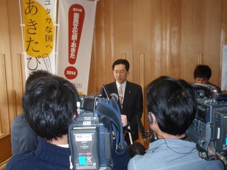 画像 : 報道陣からのインタビューに応える岩手県・達増知事(中央)1