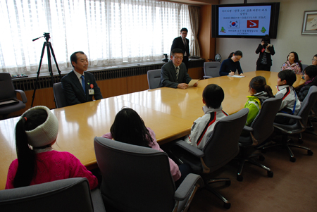 画像 : 「秋田県・韓国スキー交流子ども大使」任命式の様子4