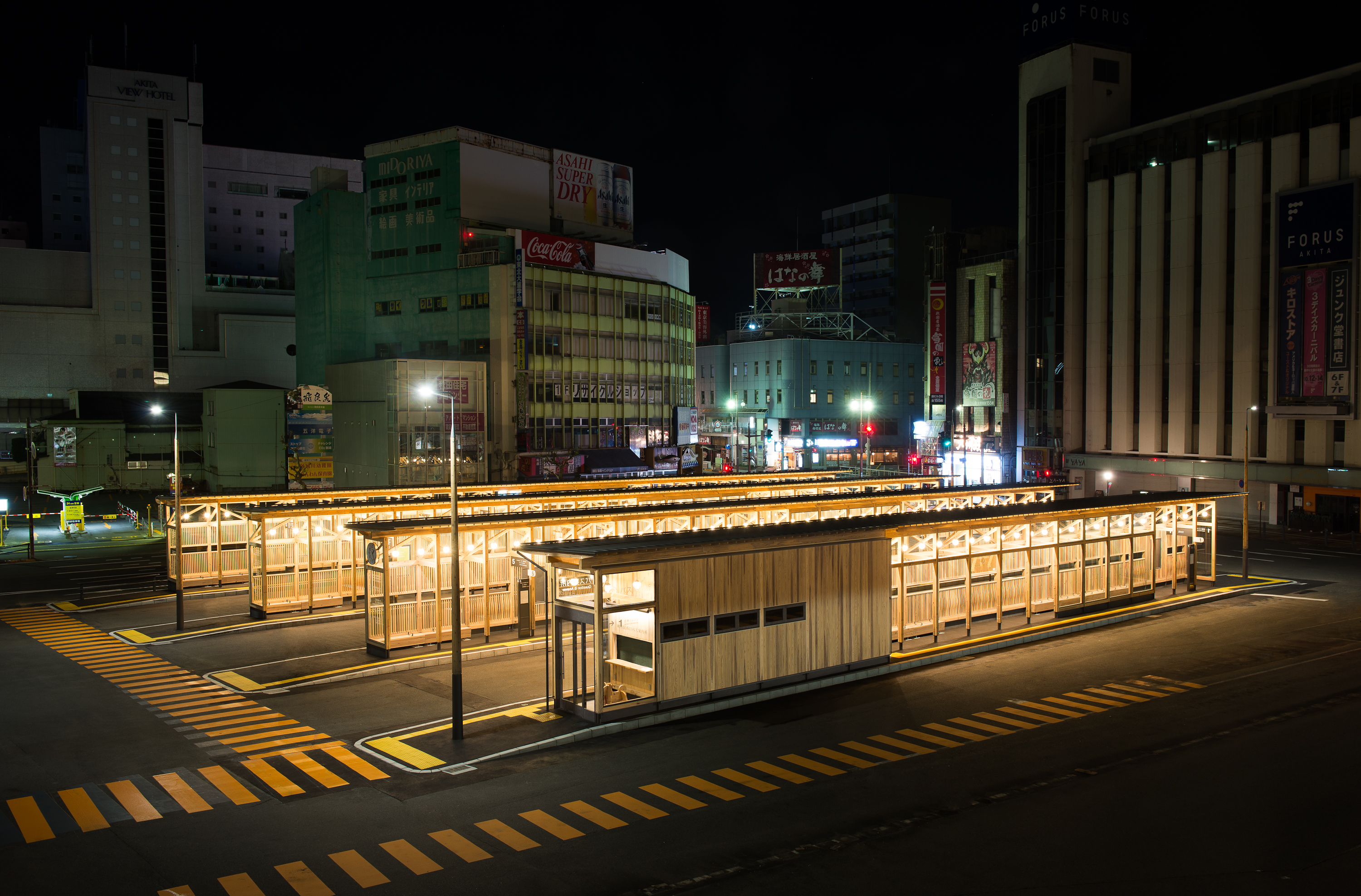 秋田駅前西口バスターミナルの外観の写真