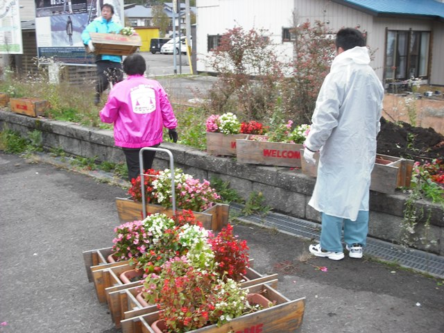 写真：駅前広場へプランター設置作業の様子