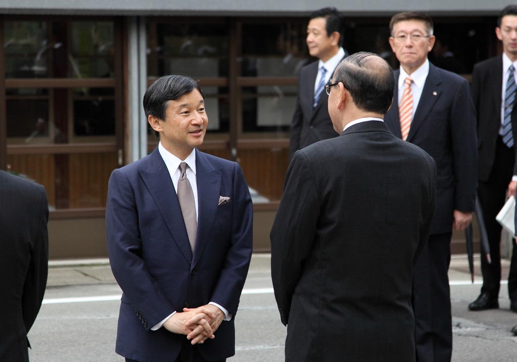 写真:増田まちなみ保存会の会員にお声をかけられる皇太子殿下