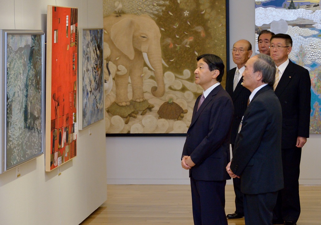 写真:秋田市国民文化祭事業の美術展洋画を御覧になる皇太子殿下