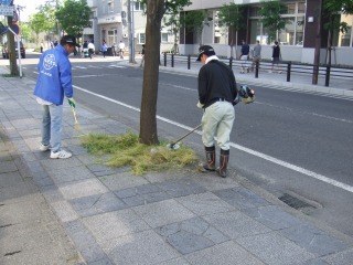 歩道除草中の写真