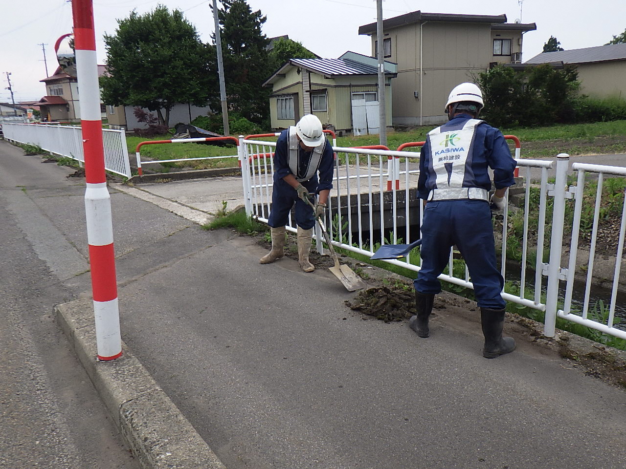 歩道除草作業中の写真