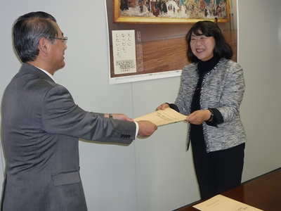 写真:提言書提出の様子