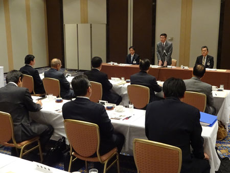 画像：秋田キャッスルホテル会場でスピーチをする知事