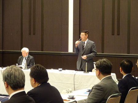 画像：秋田県商工会議所連合会との懇談会でのスピーチのようす1