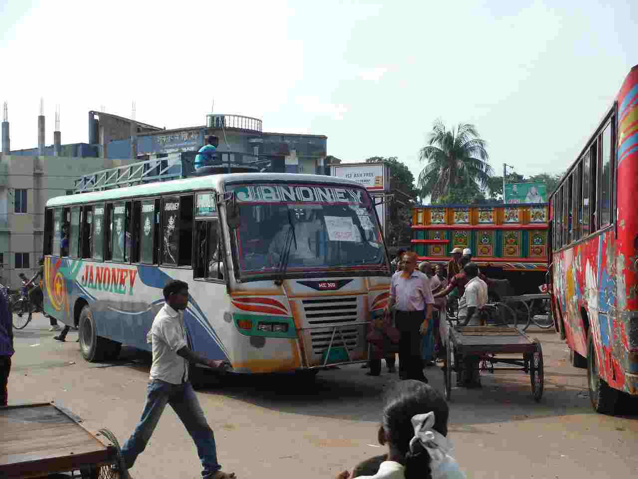 画像：任地シャトキラ中心部のバス