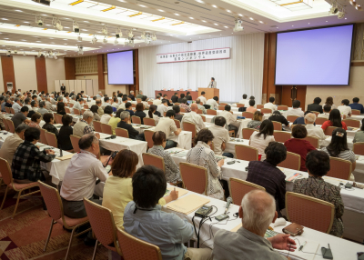 写真　縄文遺跡群専門家委員会菊池委員長によるシンポジウムのまとめのようす