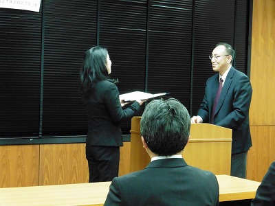 写真:修了証書授与の様子1