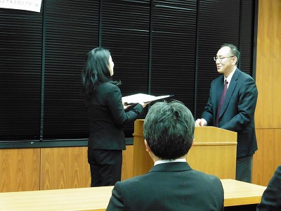 写真：修了証書授与の様子1