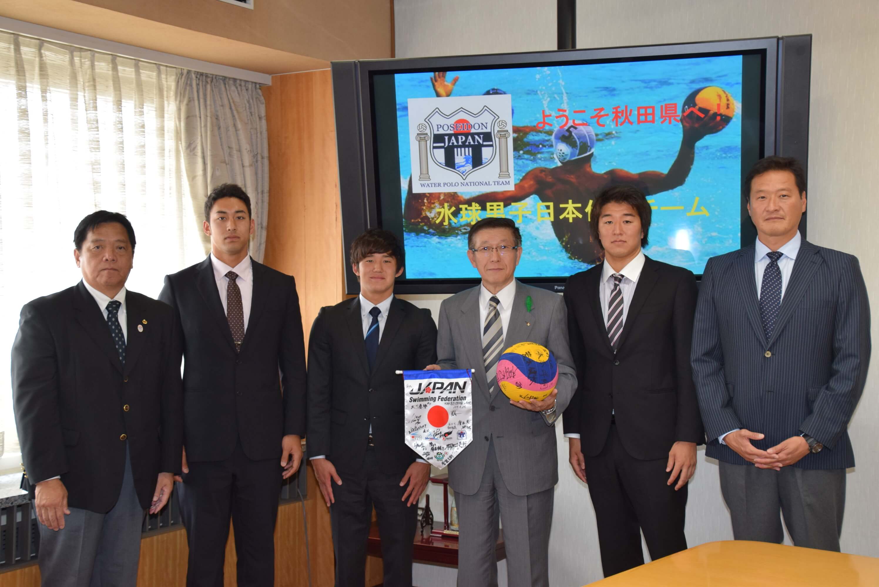 画像：水球男子日本代表チーム訪問記念写真