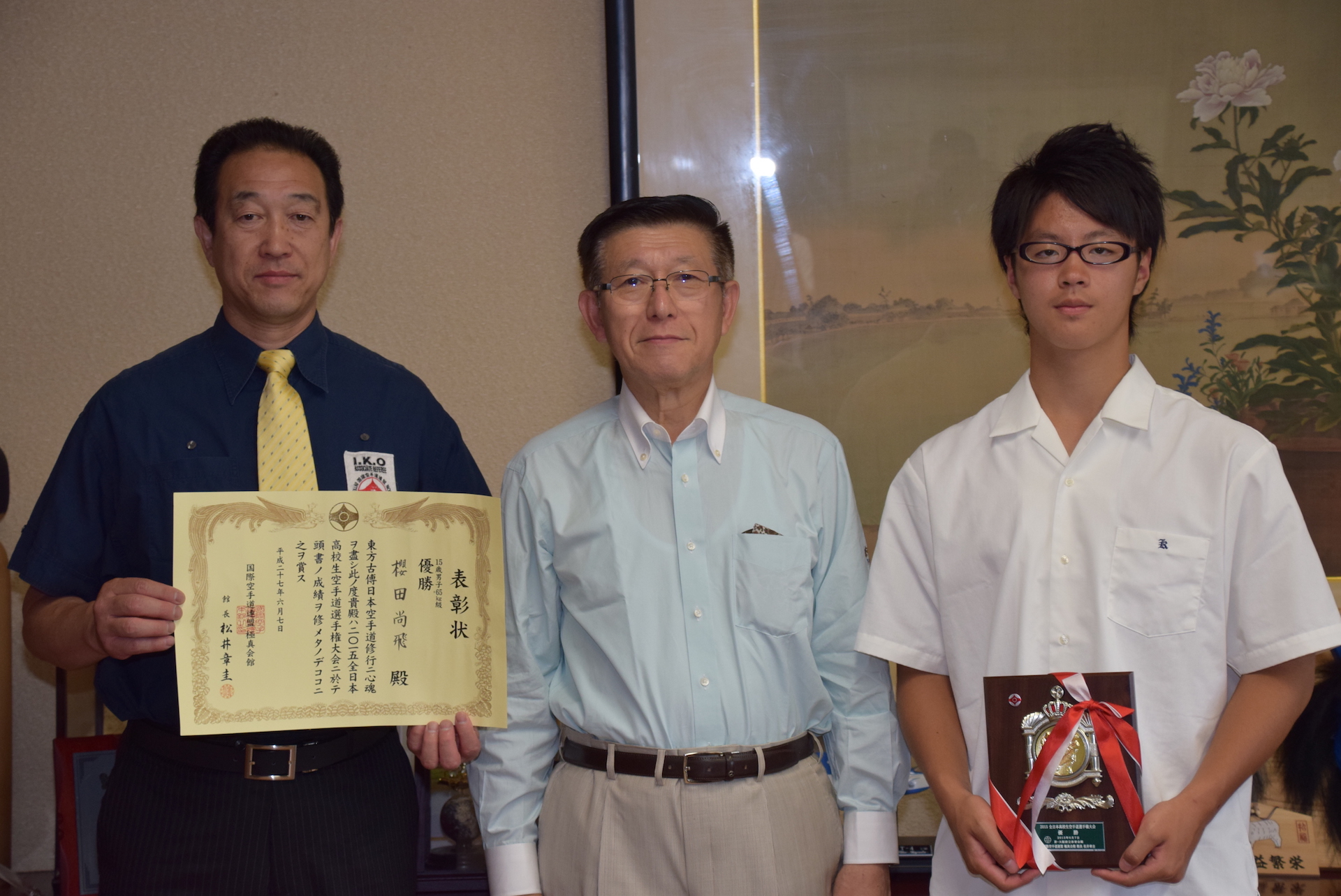 画像：櫻田尚飛選手と伊藤和摩支部長と知事