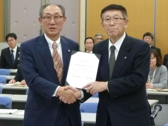 画像 : 小林上小阿仁村長(左)と佐竹知事