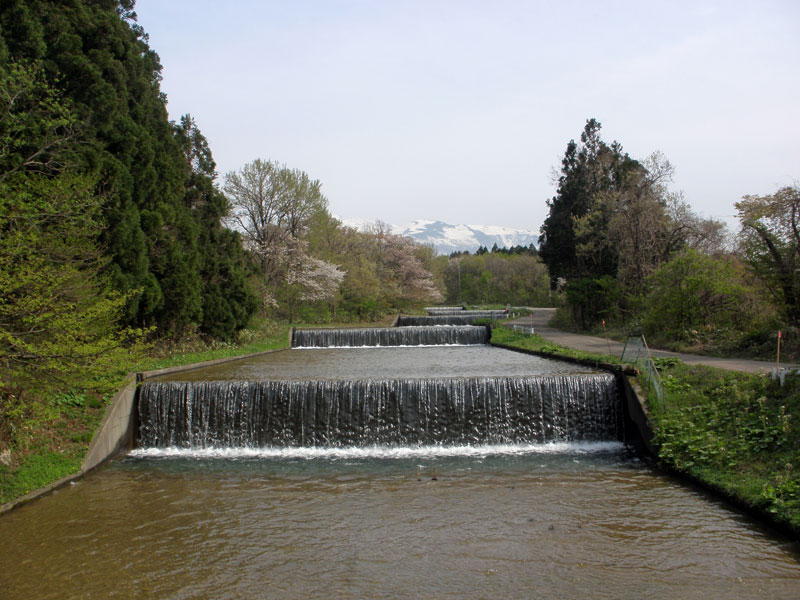 画像 : 鳥海山と温水路