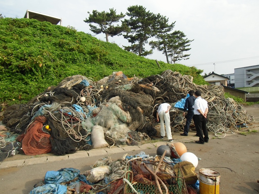 写真:仮置きしている漁具(ロープや網)