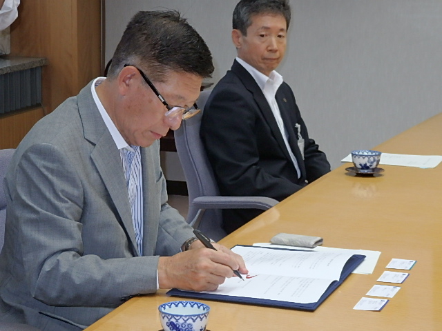 写真:協定書に署名する佐竹知事