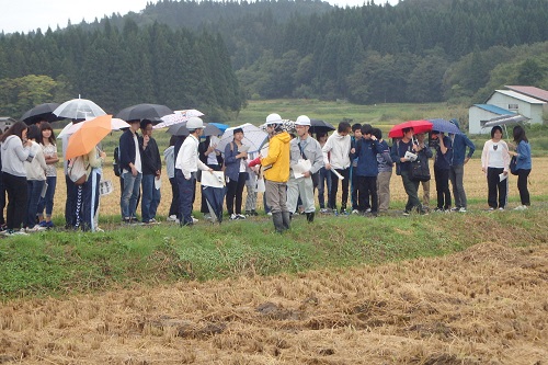 画像 : ほ場整備本城地区の現地見学の様子