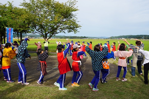 画像 : おこめありがとう音頭の様子