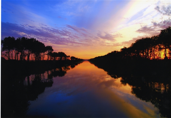 夕暮れの大潟村中央幹線排水路