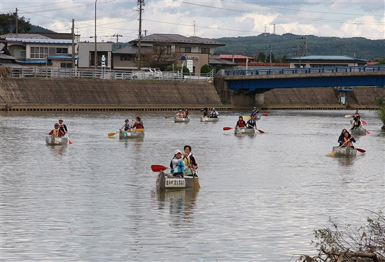 馬場目川でのカヌー教室の風景