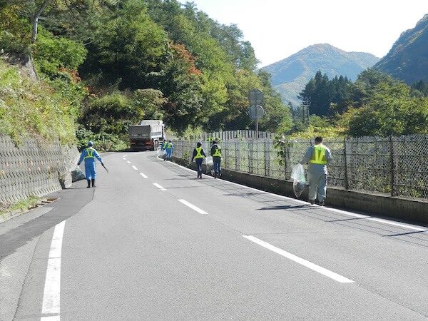 写真：路面のゴミ拾いの様子3