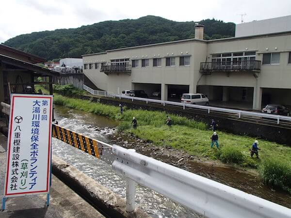 写真：河川の美化作業の様子1