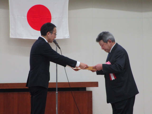 画像:表彰状を授与される幸坂代表