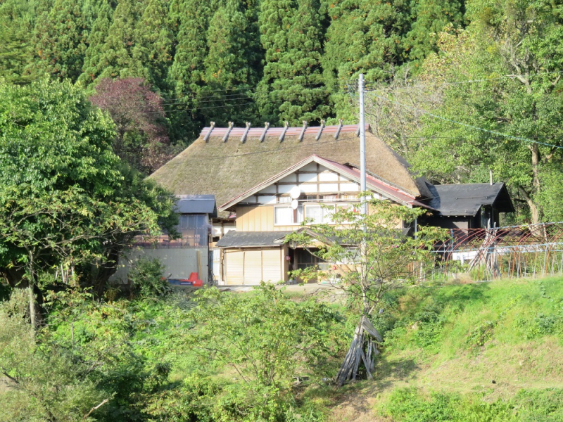 写真:茅葺屋根の民家