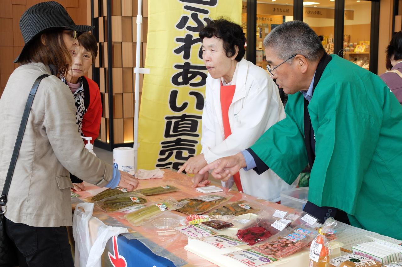 「地域の元気お届けマーケット」の様子(2)