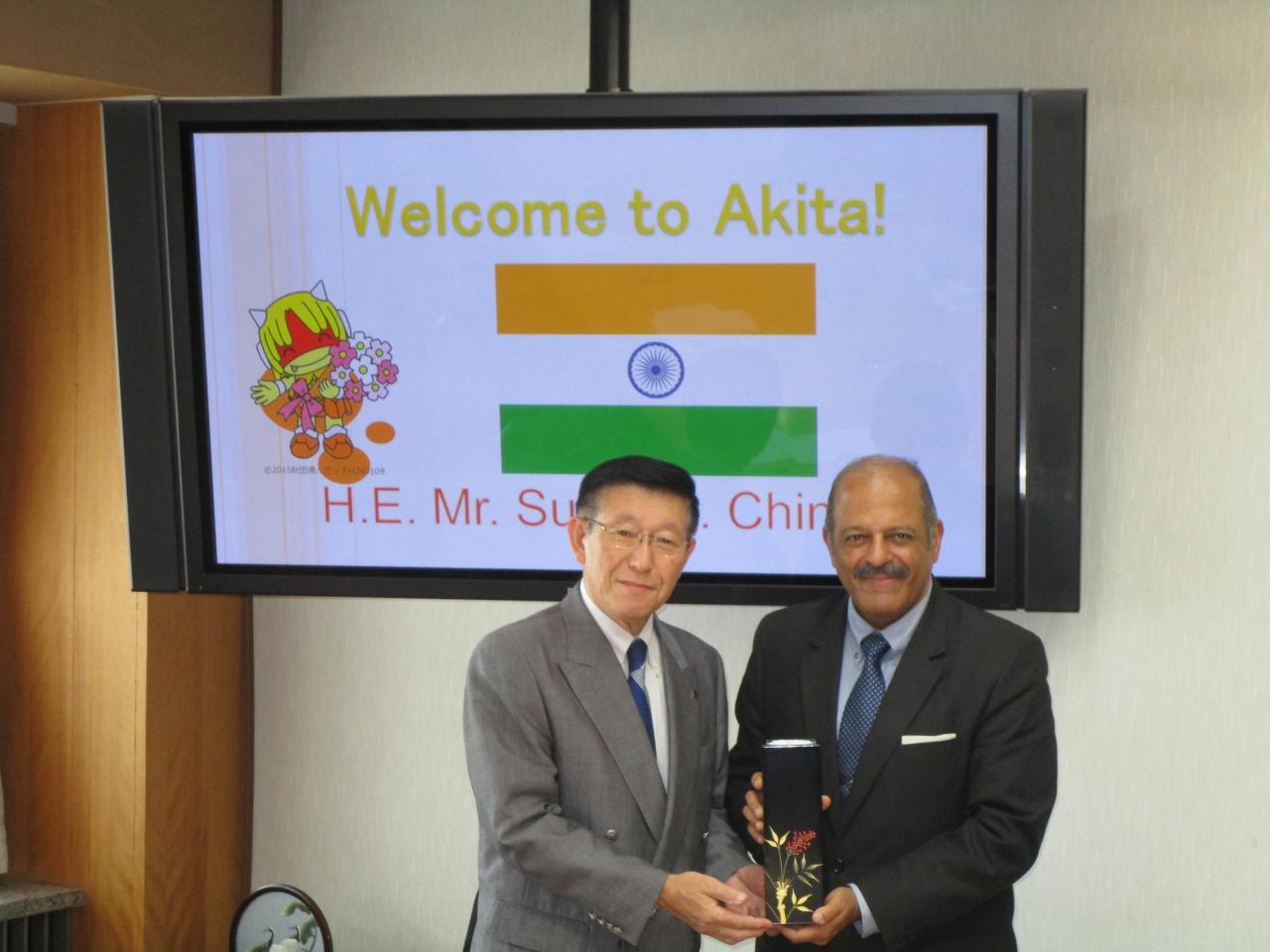 佐竹知事と駐日インド大使の記念写真