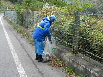 写真：路面のゴミ拾いの様子3 [82KB]